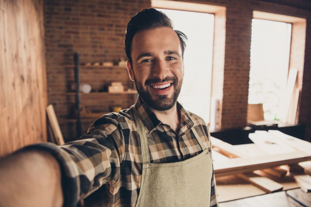 Stagiaire pendant un des stages et formations chez les artisans