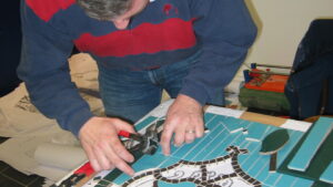Stagiaire pendant le stage mosaïste dans l'atelier