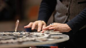 Gestes techniques pendant le stage de mosaïste en Haute Garonne (31)
