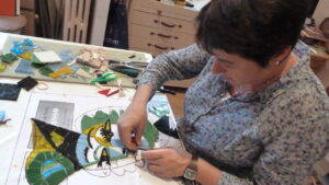 Elève en mosaïque pendant le stage mosaïste avec Sylvie Potier
