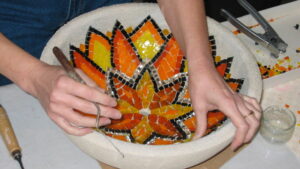 Vasque en mosaïque pendant le stage mosaïste avec Sylvie Potier