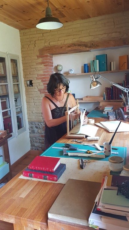 atelier-anne-christine-ibrac-relieur-doreur-toulouse Anne-Catherine IBRAC dans son atelier de relieur doreur vers Toulouse