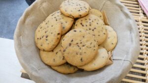 Confection de cookies pendant le stage avec un boulanger en boulangerie biologique
