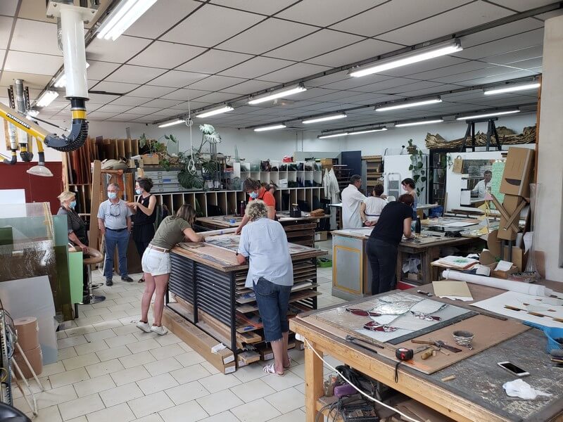 atelier-sklaerenn-imbeaud-vitrailliste-stagiaires Stage Vitrail - Atelier de Sklaerenn IMBEAUD, vitrailliste, avec ses stagiaires