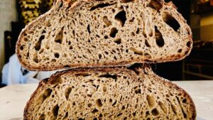 Miche coupée faite pendant le stage en boulangerie avec une boulangère