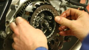 Opération en mécanique sur une moto pendant le stage