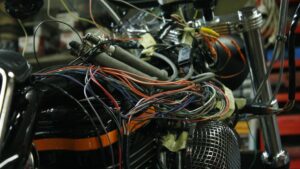 Entretien du système électrique et électronique pendant le stage mécanique moto