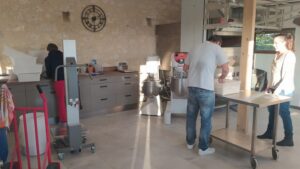 Patrick et son stagiaire dans l'atelier de boulanger