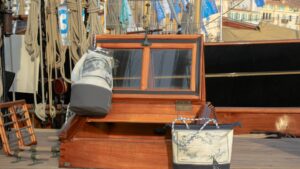 Sacs en voile de bateaux exposés pendant le stage pour créer un sac