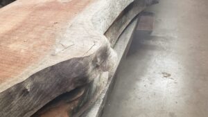 Planches de bois dans l'ébénisterie pendant le stage avec une ébéniste vers Carcassonne