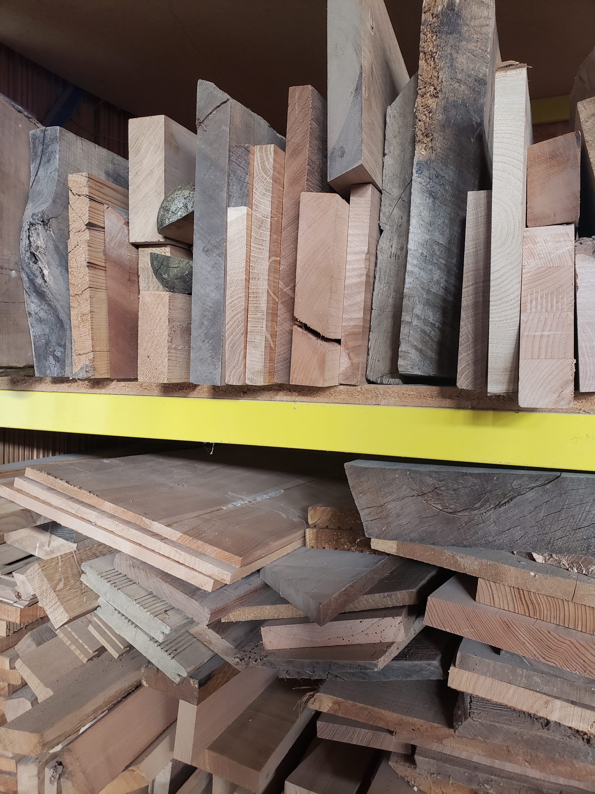 planche-bois-ebenisterie-elisabeth-fraisse-ebeniste-artisan Planches de bois dans l'ébénisterie d'Elisabeth Fraisse, artisan ébéniste