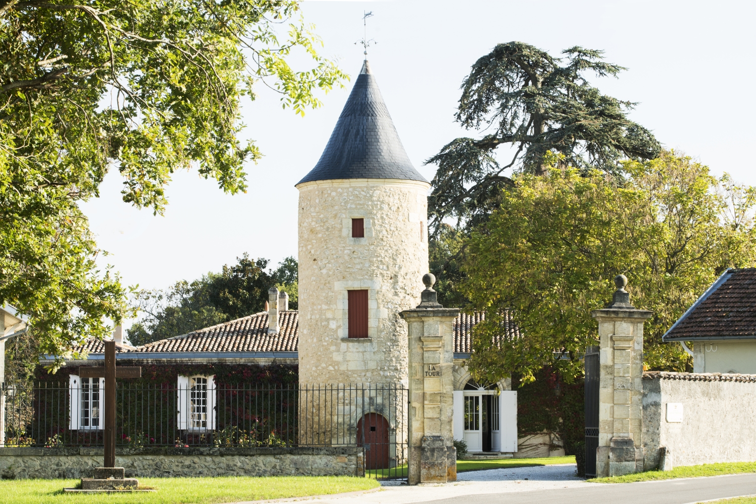 Chateau-Latour-Martillac_Propriete_Tour_002-HD