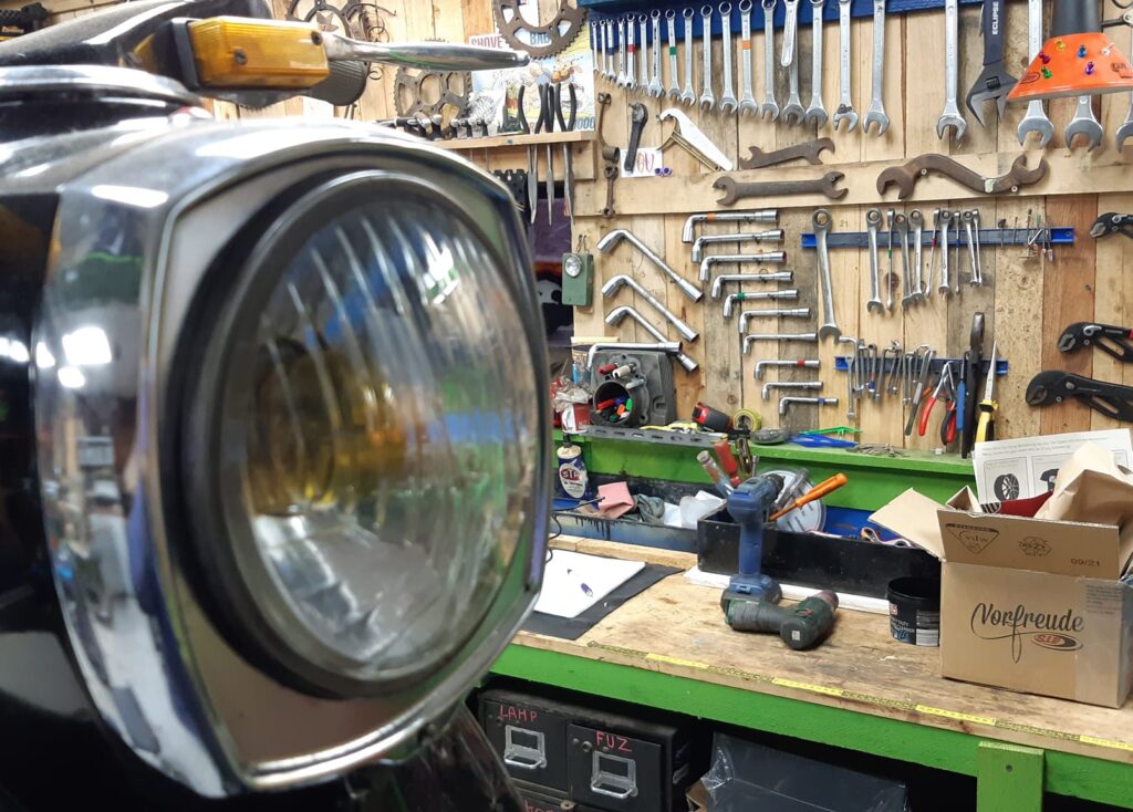 Stage dans l'atelier pendant la formation mécanique moto