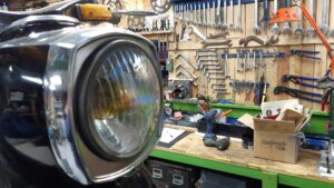Stage dans l'atelier pendant la formation mécanique moto