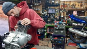 Travail sur carbu pendant la formation ou stage mécanique moto
