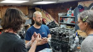 Explications pendant la formation ou stage mécanique moto
