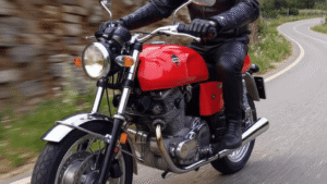 Moto pendant la formation mécanique moto