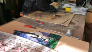 Elève au cours de la formation ou le stage vitrailliste proche de Toulouse à Castres dans le Tarn en Occitanie