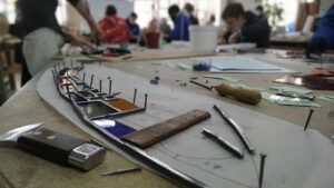 Stagiaires sur un vitrail au cours de la formation ou le stage vitrailliste proche de Toulouse à Castres dans le Tarn