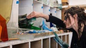 Choix des verres pour un vitrail au cours la formation ou le stage vitrailliste proche de Toulouse à Castres dans le Tarn