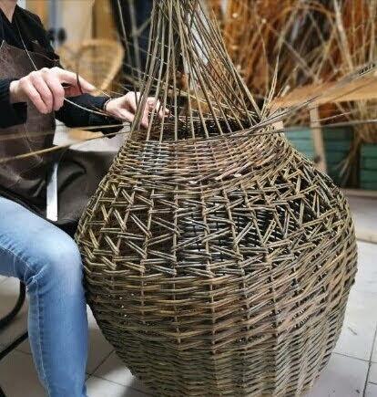 creation-stagiaire-formation-vannerie-gers-vannier-agen-atelier Création avec une stagiaire pendant le formation vannerie dans le Gers avec un vannier dans son atelier