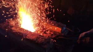 Forge d'un couteau pendant le stage de coutellerie avec un coutelier
