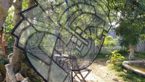 Jardin de l'atelier de sculpteur sur bois pendant le stage d'initiation et les cours de sculpture