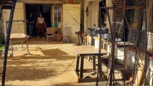 Atelier de sculpteur sur bois pendant le stage d'initiation et les cours de sculpture
