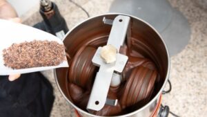 Composition du chocolat pendant le stage chez un chocolatier dans un atelier de chocolaterie entre Pau et Bayonne dans le Béarn