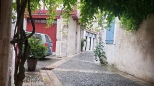 Alentours de la chocolaterie dans le village Salies de Bearn pendant le stage chez un chocolatier