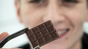 Carré de chocolat fait pendant le stage de chocolatier dans un atelier de chocolaterie avec une artisane chocolatière dans le Béarn