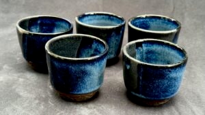 Tasses de Lucie pendant la formation céramique et poterie avec une céramiste vers Mâcon