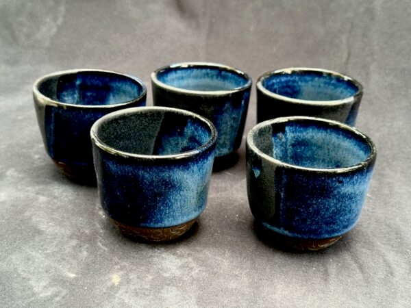 Tasses de Lucie pendant la formation céramique et poterie avec une céramiste vers Mâcon