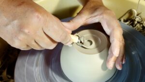 Formation tournage céramique et poterie avec une céramiste dans le Gard vers Montpellier
