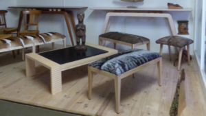 Meubles d'ébéniste dans un atelier au cours du stage d'initiation au bois