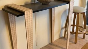 Commode d'entrée dans un atelier d'ébéniste pendant un stage d'initiation au bois