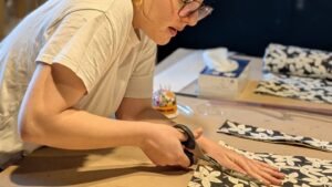 Découpe de tissu pendant le stage de couture de jupe