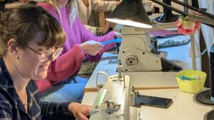 Stagiaires pendant le stage de couture de jupe