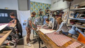 Stagiaires pendant le stage de couture de pantalon