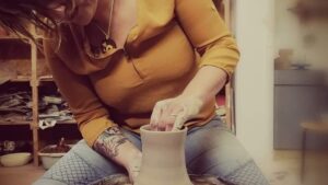 Stagiaire en tournage pendant un stage céramique et poterie avec une céramiste en Normandie