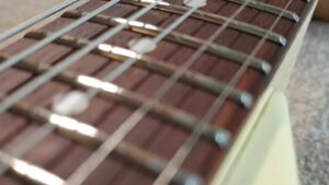Cordes de guitare pendant le stage en lutherie avec un luthier vers Toulouse en Occitanie