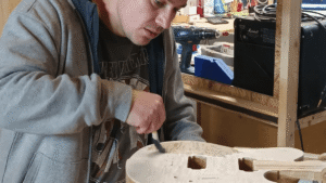 Stagiaire au cours du stage en lutherie avec un luthier vers Toulouse