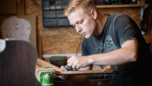 Stagiaire pendant la formation lutherie avec un luthier vers Toulouse en Occitanie