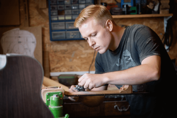 Stagiaire pendant la formation lutherie avec un luthier vers Toulouse en Occitanie