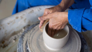 Apprentissage du geste en tournage céramique pendant la formation céramique et poterie proche de Toulouse
