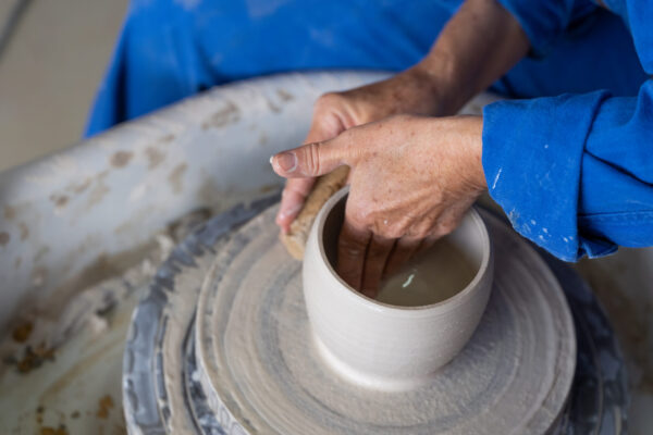 Apprentissage du geste en tournage céramique pendant la formation céramique et poterie proche de Toulouse