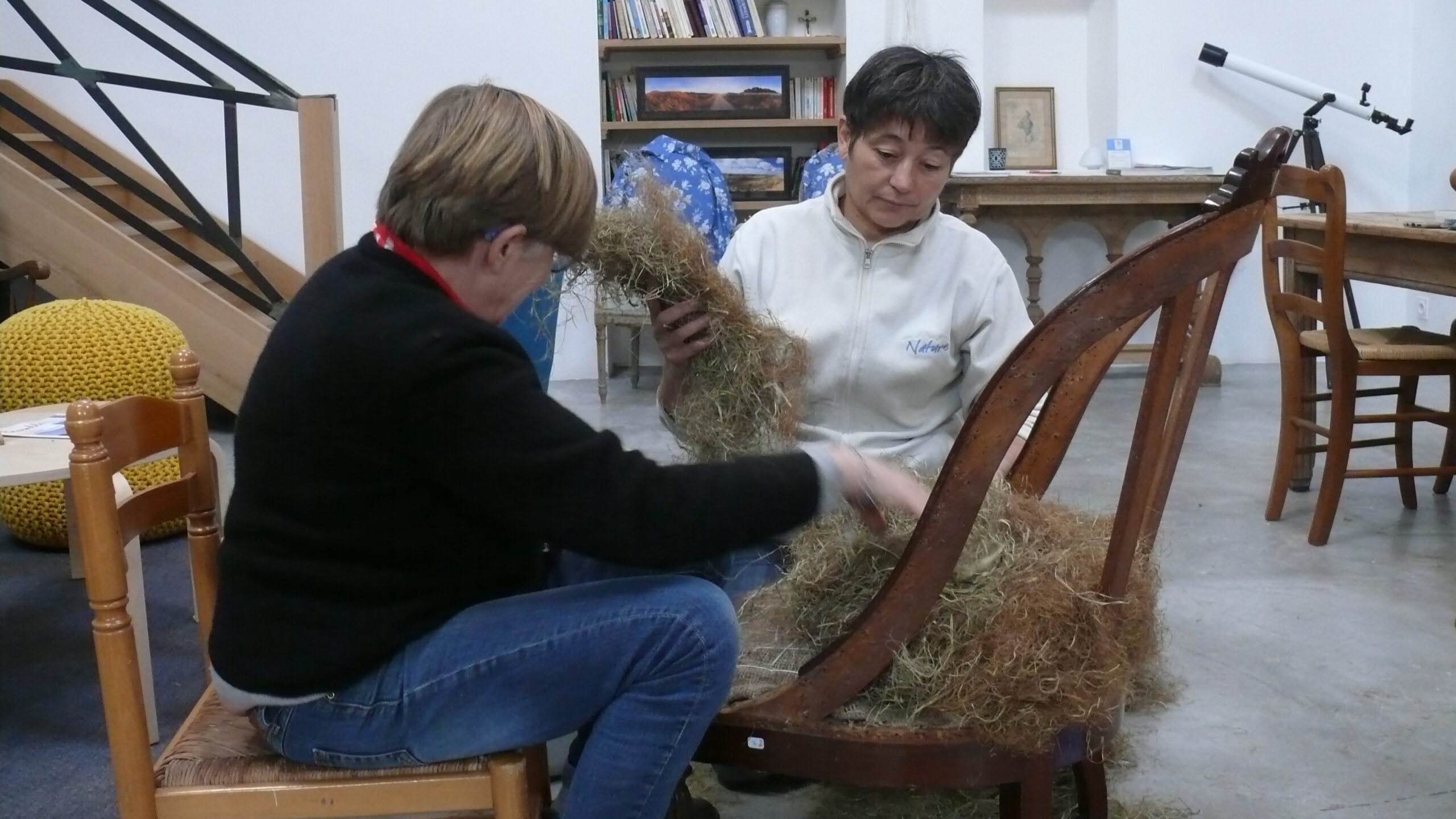 christine-labat-tapissiere-couturiere-ameublement-atelier Christine Labat, tapissière et couturière d'ameublement avec une stagiaire