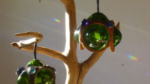 Décoration avec des éléments en vitrail mexicain et écologique de Florence qui propose un stage