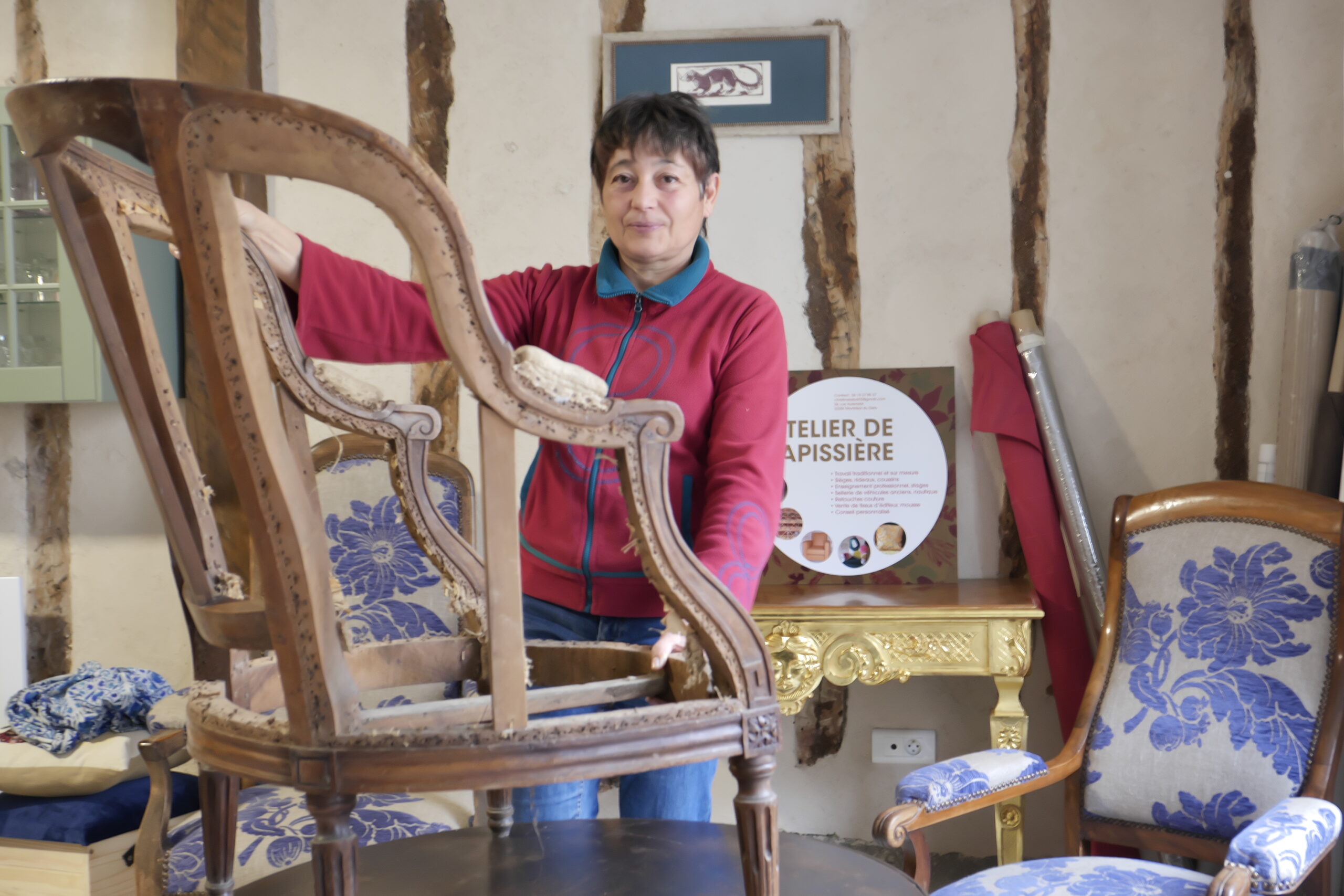 christine-labat-tapissiere-couturiere-ameublement-stagiaire Christine Labat, tapissière et couturière d'ameublement dans l'atelier
