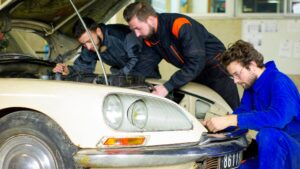 Stagiaires pendant la formation mécanique automobile vers Paris